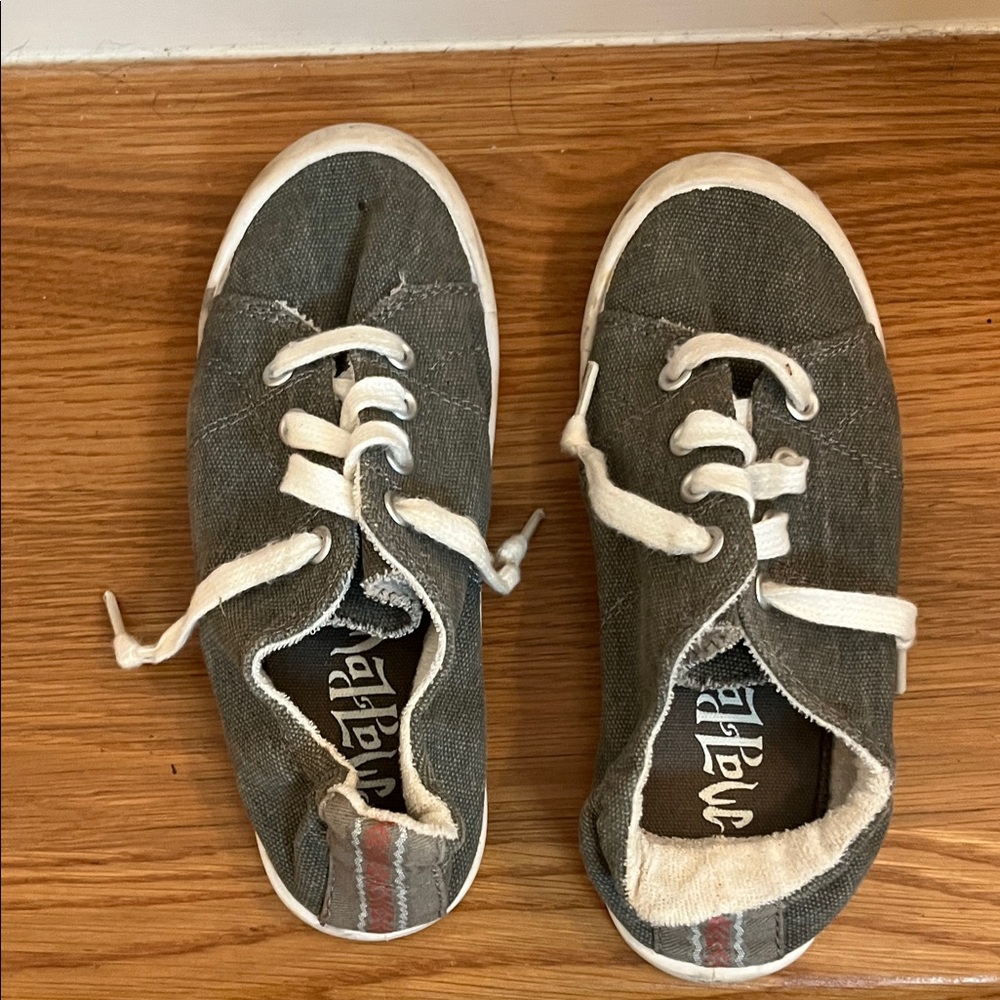 ❤️ 6 for 20 ❤️ Mad Love Kids Sneakers in Gray and White